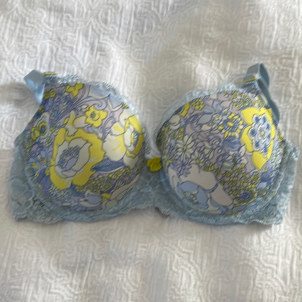 VGUC - VICTORIA SECRET DREAM ANGELS DEMI BRA. Sz: 34D.